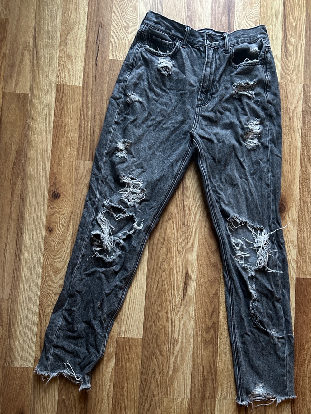 Distressed Jeans - Picture 2 of 6